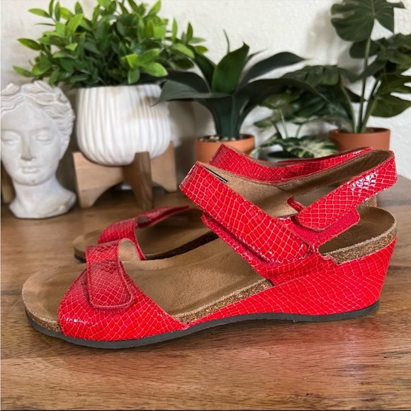 VIONIC Natasia red patent leather orthoheel wedge sz 9 - Picture 5 of 12